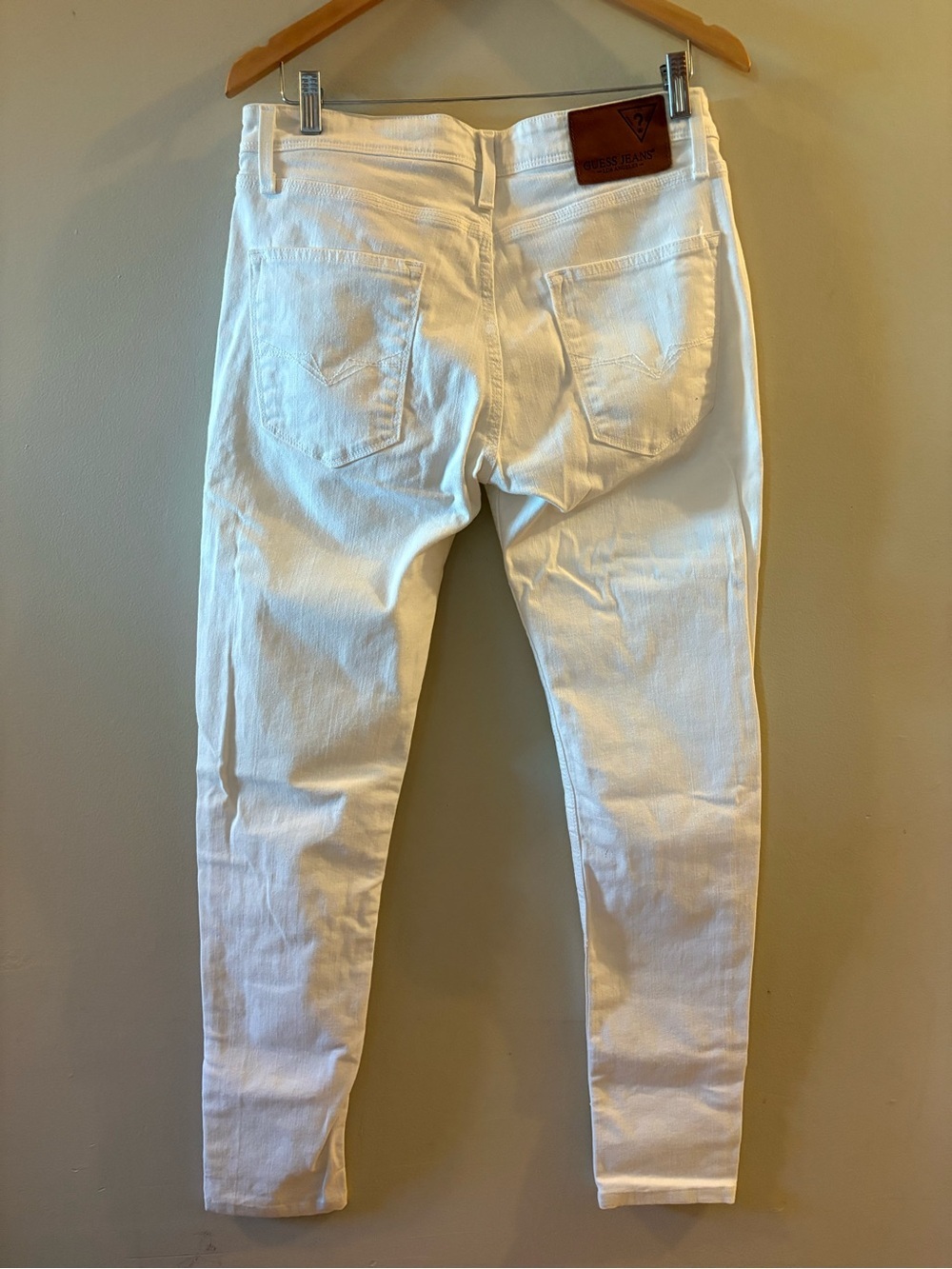 GUESS Men’s White Skinny Fit Denim Jeans Slim Tapered Leg, Sz 32, like new.
